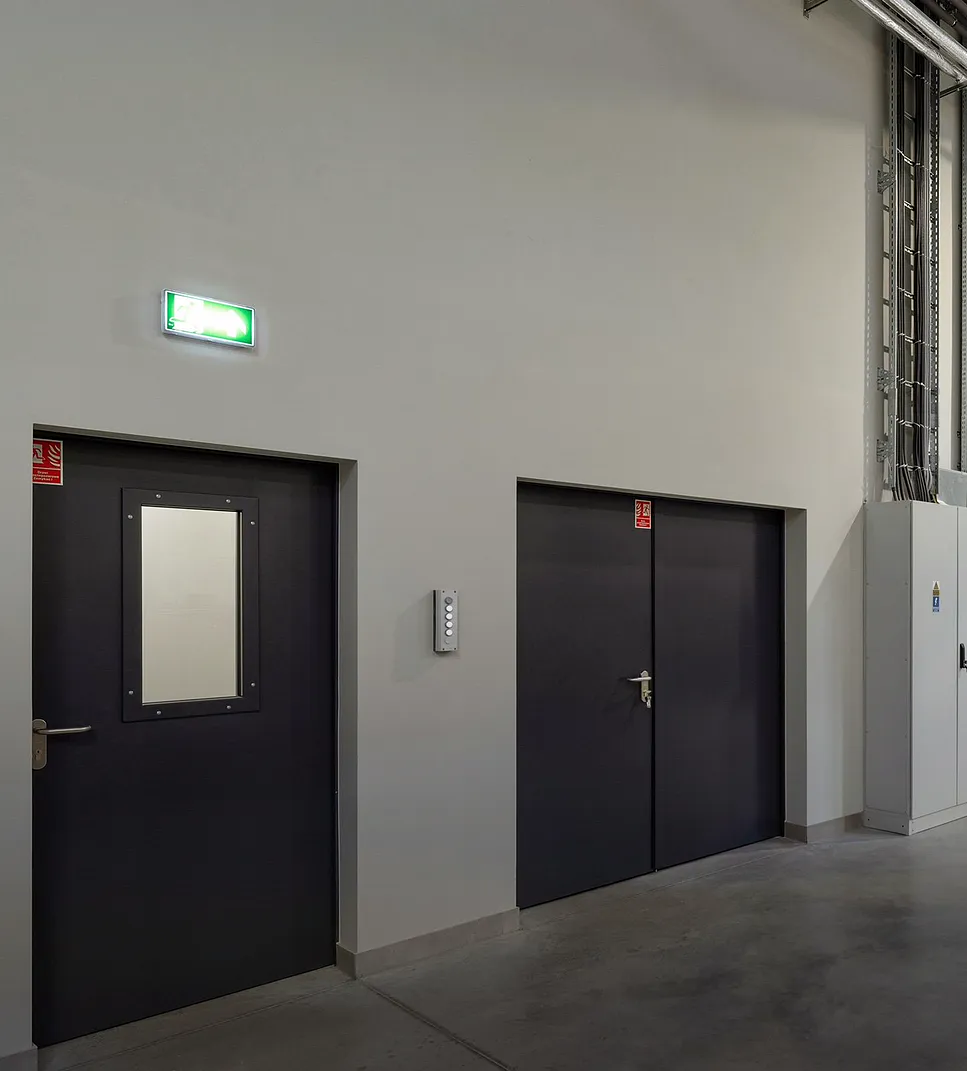 Drzwi przeciwpożarowe i techniczne w hali przemysłowej — EASY OPEN